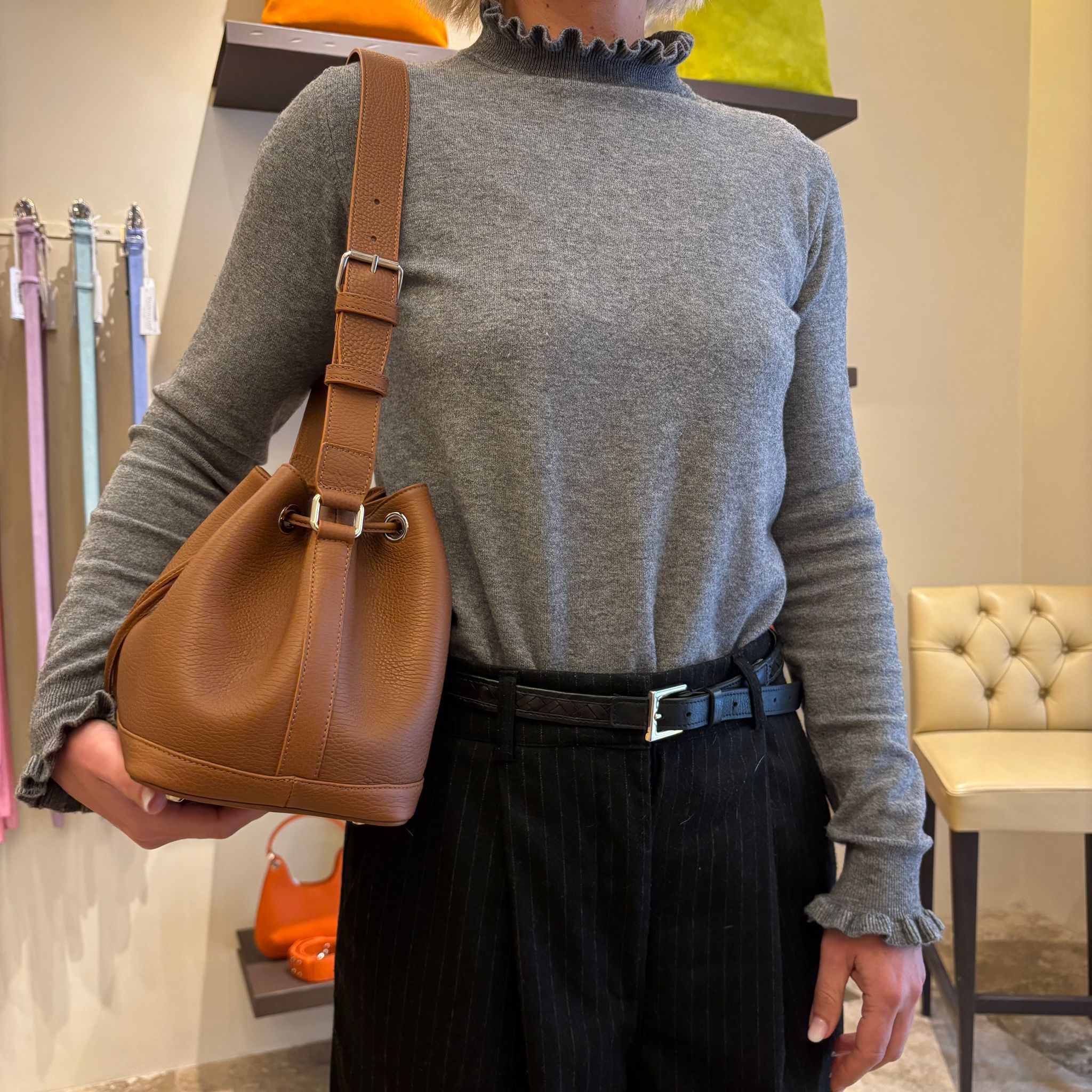 Secchiello in pelle martellata marrone, prodotto da Pianigiani Bags.