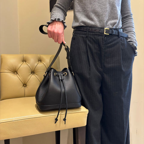 Secchiello in pelle martellata nera, prodotto da Pianigiani Bags.