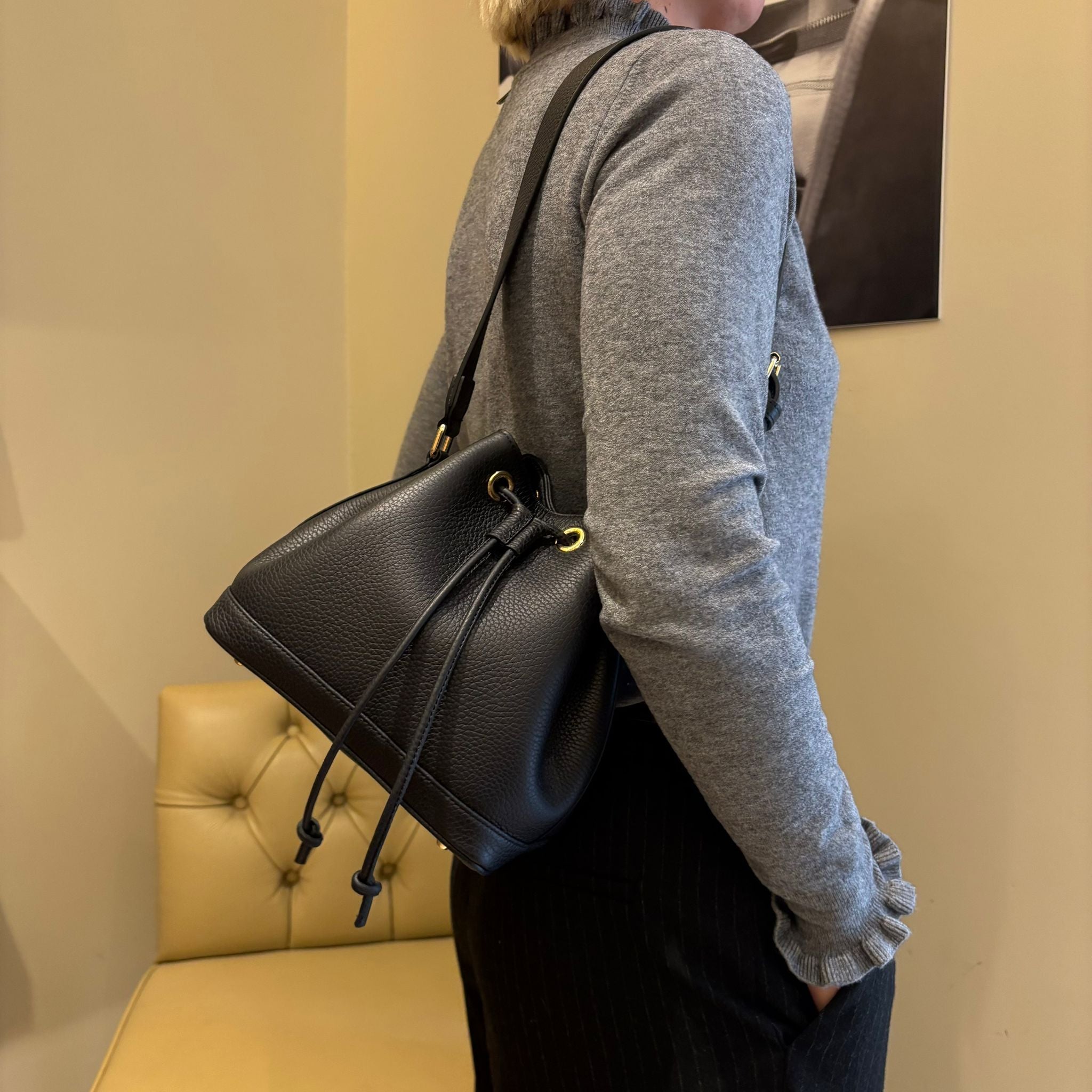 Secchiello in pelle martellata nera, prodotto da Pianigiani Bags.