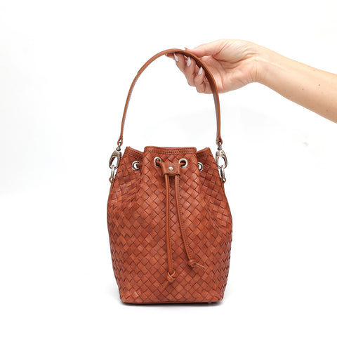 Secchiello piccolo Bianca, borsa a spalla o a mano da donna in pelle intrecciata marrone, realizzata e venduta da Pianigiani Bags