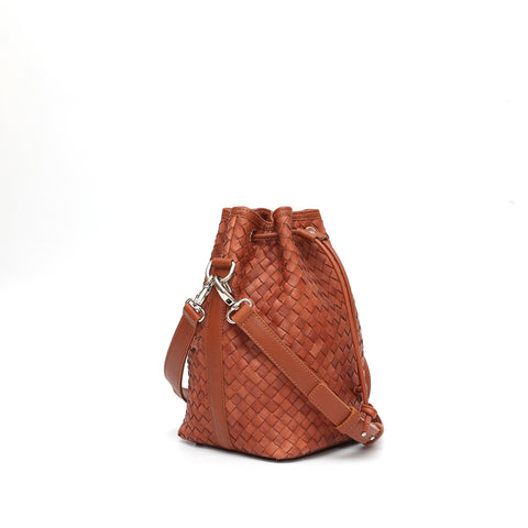 Secchiello piccolo Bianca, borsa a spalla o a mano da donna in pelle intrecciata marrone, realizzata e venduta da Pianigiani Bags