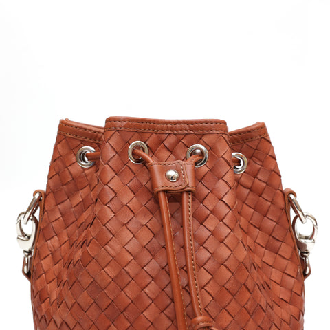 Secchiello piccolo Bianca, borsa a spalla o a mano da donna in pelle intrecciata marrone, realizzata e venduta da Pianigiani Bags