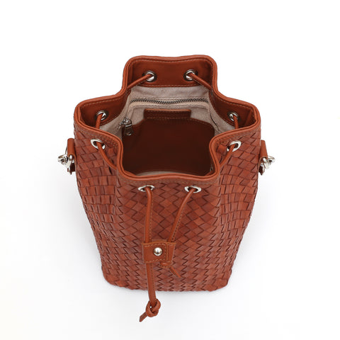 Secchiello piccolo Bianca, borsa a spalla o a mano da donna in pelle intrecciata marrone, realizzata e venduta da Pianigiani Bags