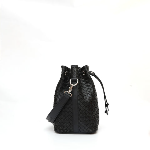 Secchiello piccolo Bianca, borsa a spalla o a mano da donna in pelle intrecciata nera, realizzata e venduta da Pianigiani Bags