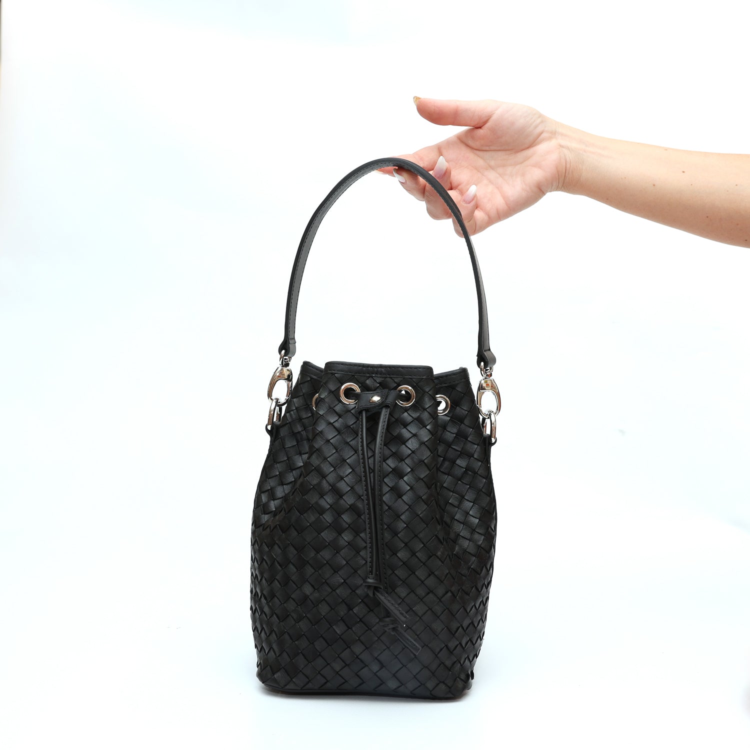 Secchiello piccolo Bianca, borsa a spalla o a mano da donna in pelle intrecciata nera, realizzata e venduta da Pianigiani Bags