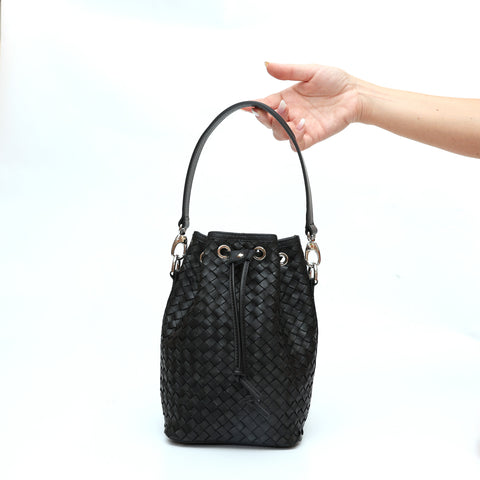 Secchiello piccolo Bianca, borsa a spalla o a mano da donna in pelle intrecciata nera, realizzata e venduta da Pianigiani Bags