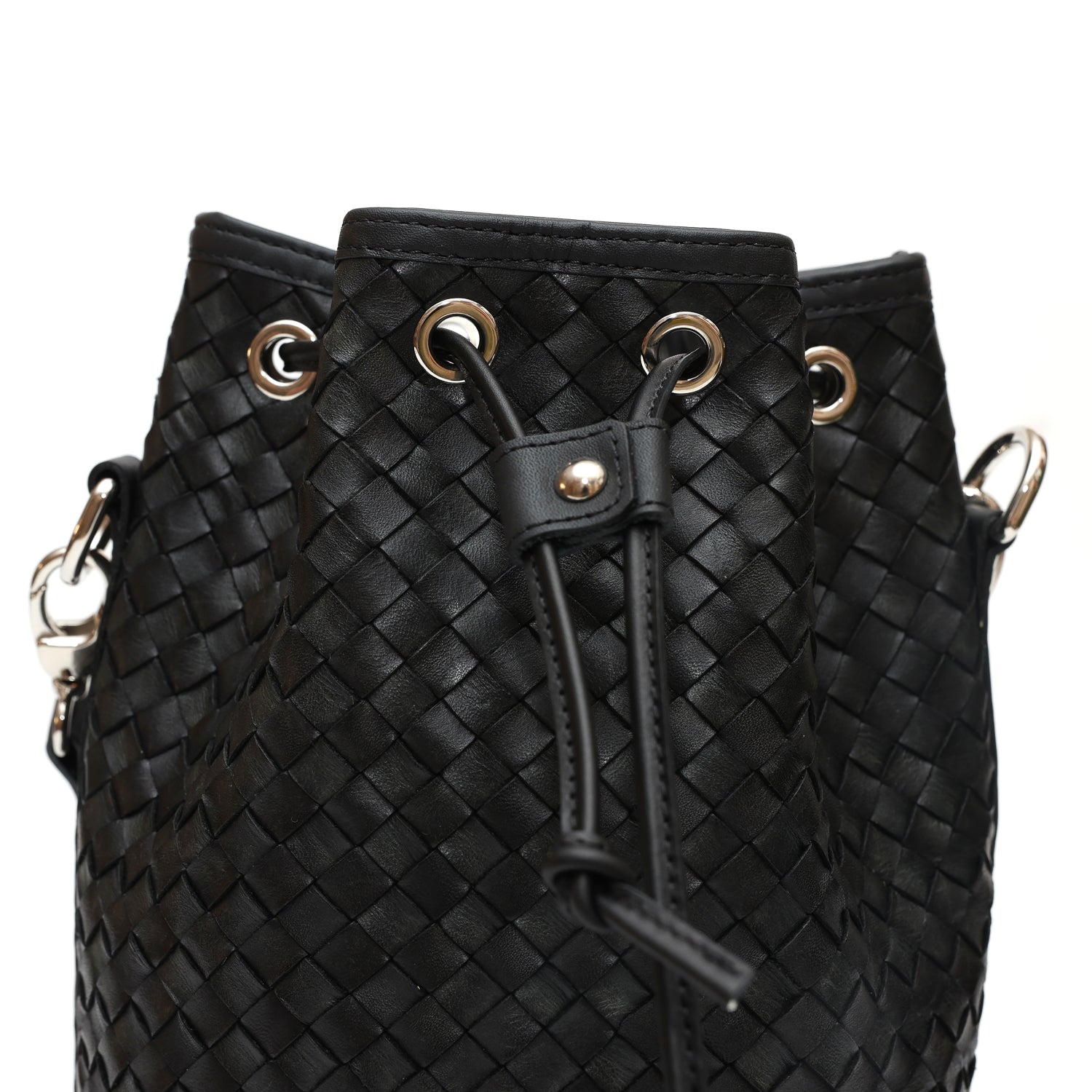 Secchiello piccolo Bianca, borsa a spalla o a mano da donna in pelle intrecciata nera, realizzata e venduta da Pianigiani Bags