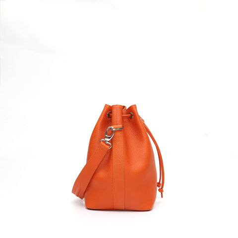 Secchiello piccolo Bianca, borsa a spalla o a mano da donna in pelle martellata arancio, realizzata e venduta da Pianigiani Bags