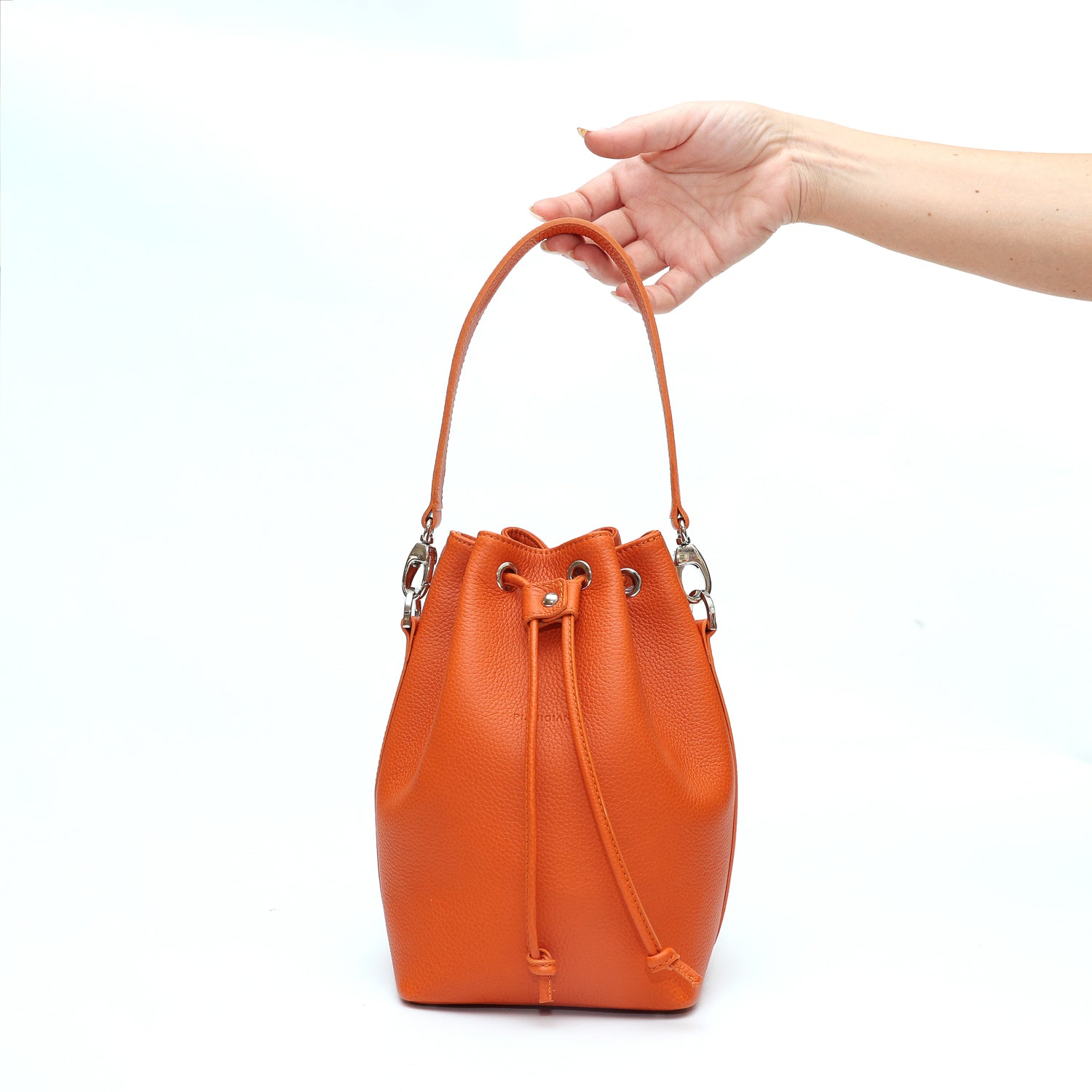 Secchiello piccolo Bianca, borsa a spalla o a mano da donna in pelle martellata arancio, realizzata e venduta da Pianigiani Bags