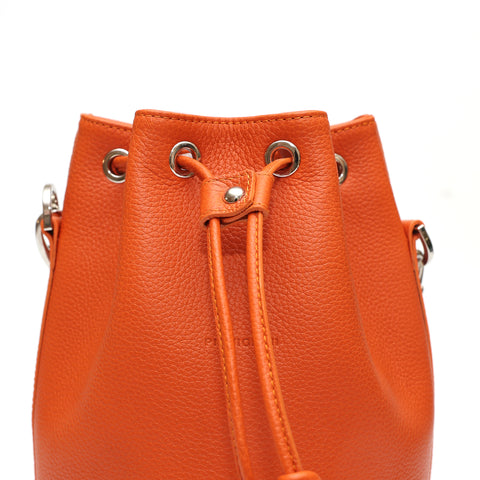 Secchiello piccolo Bianca, borsa a spalla o a mano da donna in pelle martellata arancio, realizzata e venduta da Pianigiani Bags