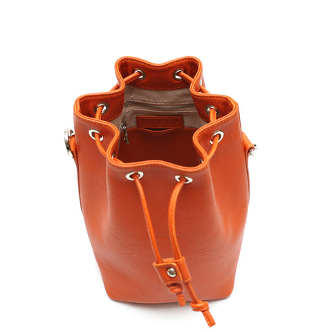 Secchiello piccolo Bianca, borsa a spalla o a mano da donna in pelle martellata arancio, realizzata e venduta da Pianigiani Bags