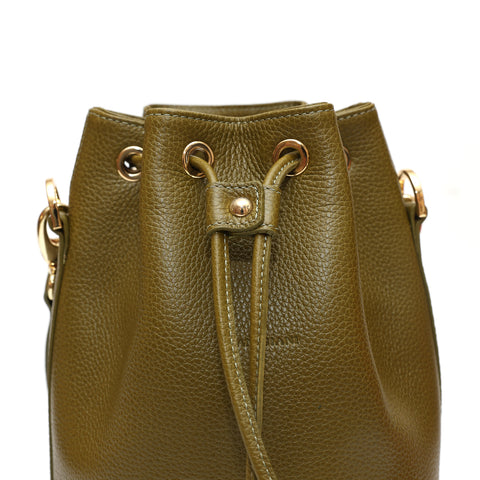 Secchiello piccolo Bianca, borsa a spalla o a mano da donna in pelle martellata verde oliva, realizzata e venduta da Pianigiani Bags