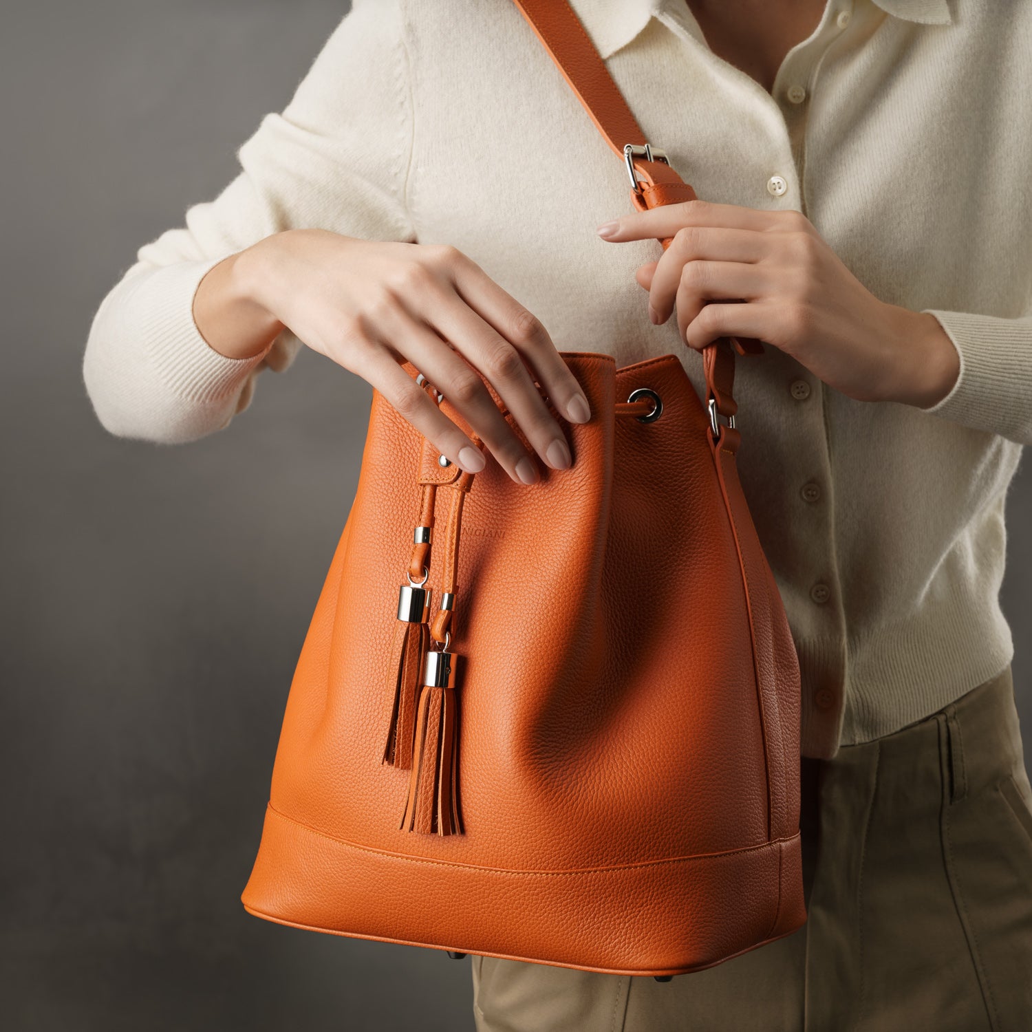 Secchiello Sofia borsa a spalla da donna in pelle martellata arancio, realizzata e venduta da Pianigiani Bags