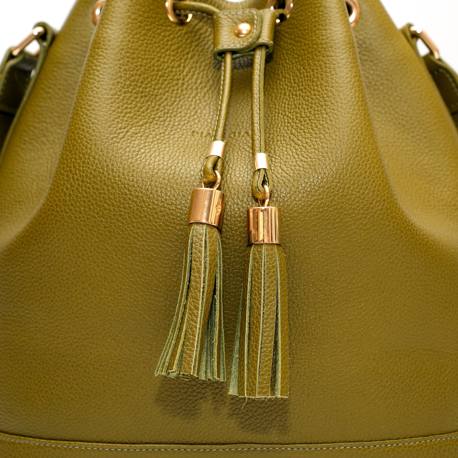 Secchiello Sofia borsa a spalla da donna in pelle martellata verde oliva, realizzata e venduta da Pianigiani Bags