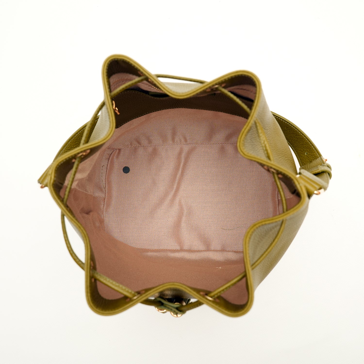 Secchiello Sofia borsa a spalla da donna in pelle martellata verde oliva, realizzata e venduta da Pianigiani Bags