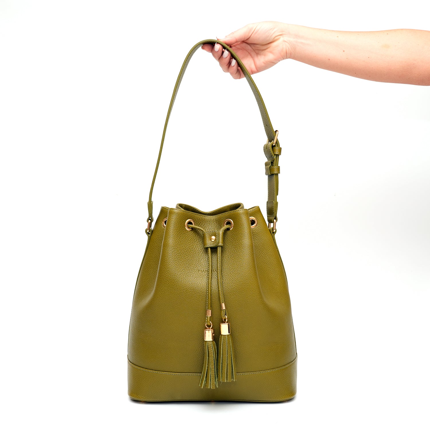 Secchiello Sofia borsa a spalla da donna in pelle martellata verde oliva, realizzata e venduta da Pianigiani Bags