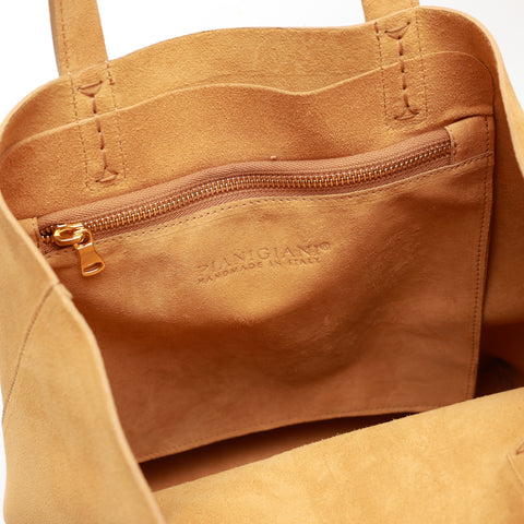 Borsa Soft bag 2.4 in pelle scamosciata beige, si indossa a mano ed ha una tasca interna con zip. Prodotta in Italia da Pianigiani.