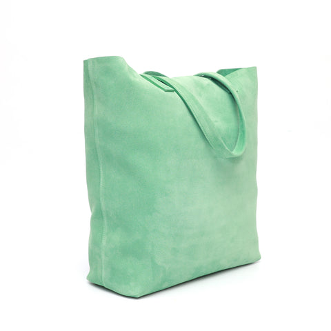 Borsa Soft bag 2.4 in pelle scamosciata verde, si indossa a mano ed ha una tasca interna con zip. Prodotta in Italia da Pianigiani.