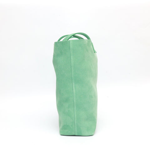 Borsa Soft bag 2.4 in pelle scamosciata verde, si indossa a mano ed ha una tasca interna con zip. Prodotta in Italia da Pianigiani.