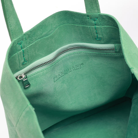 Borsa Soft bag 2.4 in pelle scamosciata verde, si indossa a mano ed ha una tasca interna con zip. Prodotta in Italia da Pianigiani.