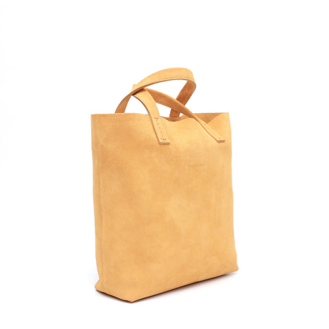 Borsa Soft bag 2.4 piccola in pelle scamosciata beige, si indossa a mano ed ha una tasca interna con zip. Prodotta in Italia da Pianigiani.