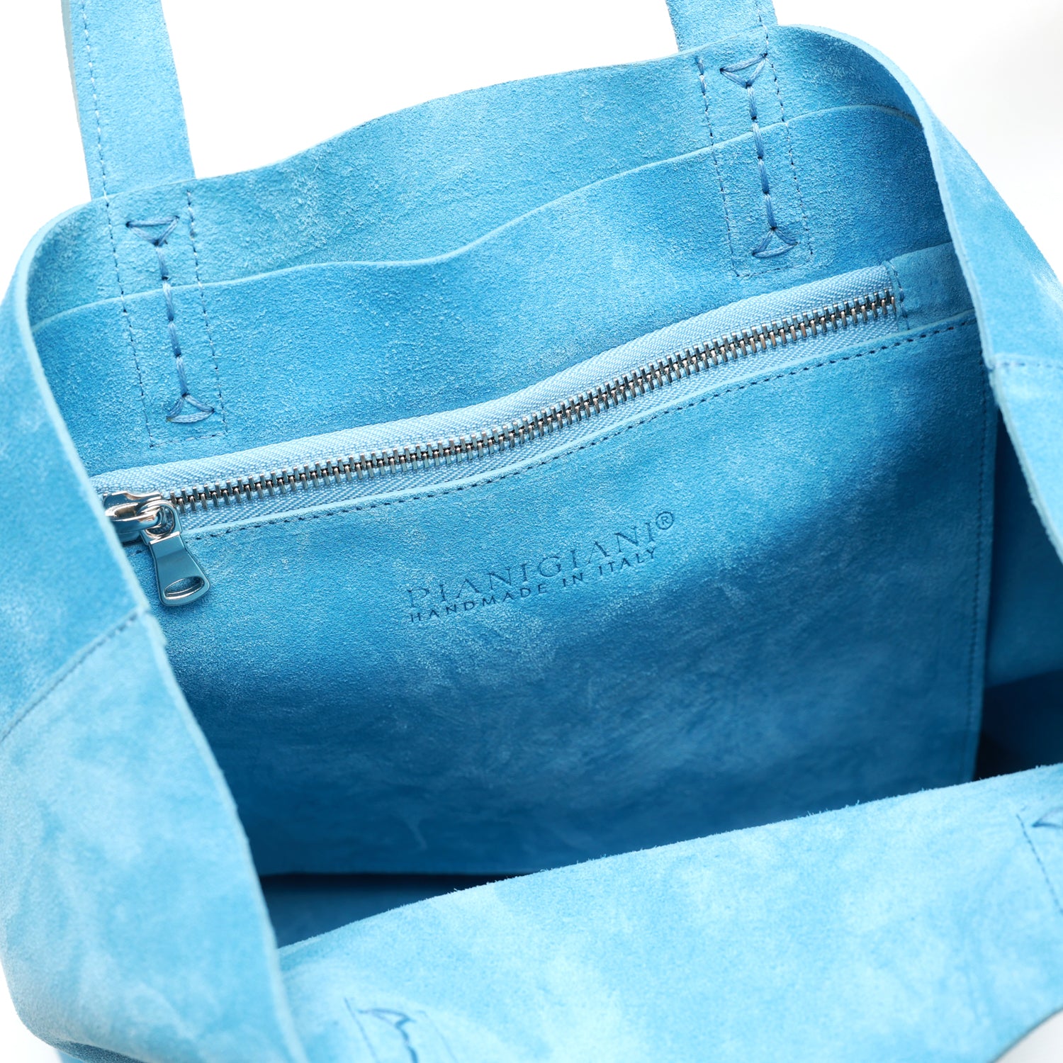 Borsa Soft bag 2.4 piccola in pelle scamosciata denim, si indossa a mano ed ha una tasca interna con zip. Prodotta in Italia da Pianigiani.