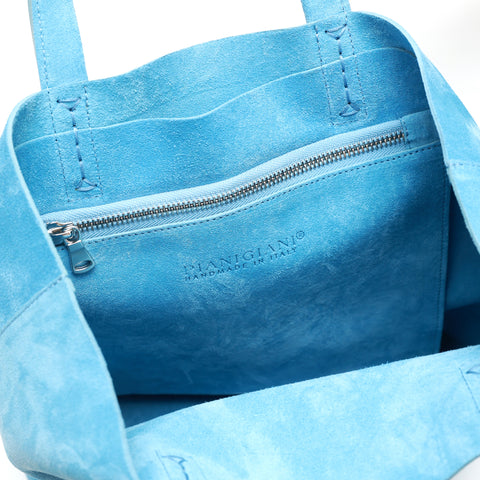 Borsa Soft bag 2.4 piccola in pelle scamosciata denim, si indossa a mano ed ha una tasca interna con zip. Prodotta in Italia da Pianigiani.