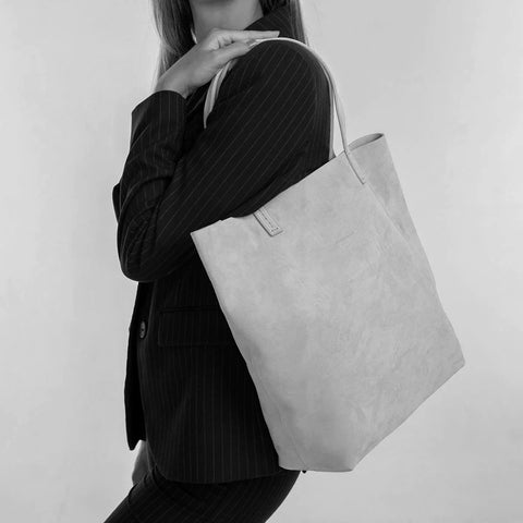 Borsa Soft bag 2.4 in pelle scamosciata verde, si indossa a mano ed ha una tasca interna con zip. Prodotta in Italia da Pianigiani.