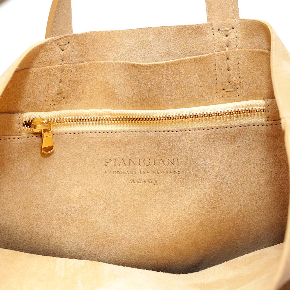 Soft piccola, borsa da donna a mano in pelle scamosciata beige, realizzata artigianalmente da Pianigiani Bags.