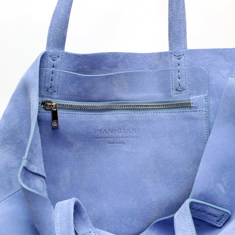 Soft 2.4 piccola, borsa da donna in pelle scamosciata lavanda, realizzata artigianalmente da Pianigiani Bags.