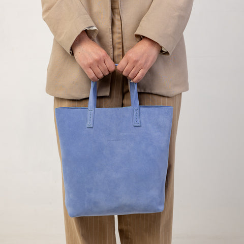 Soft 2.4 piccola, borsa da donna in pelle scamosciata lavanda, realizzata artigianalmente da Pianigiani Bags.