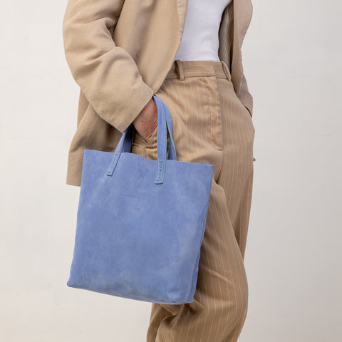 Soft 2.4 piccola, borsa da donna in pelle scamosciata lavanda, realizzata artigianalmente da Pianigiani Bags.