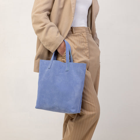 Soft 2.4 piccola, borsa da donna in pelle scamosciata lavanda, realizzata artigianalmente da Pianigiani Bags.