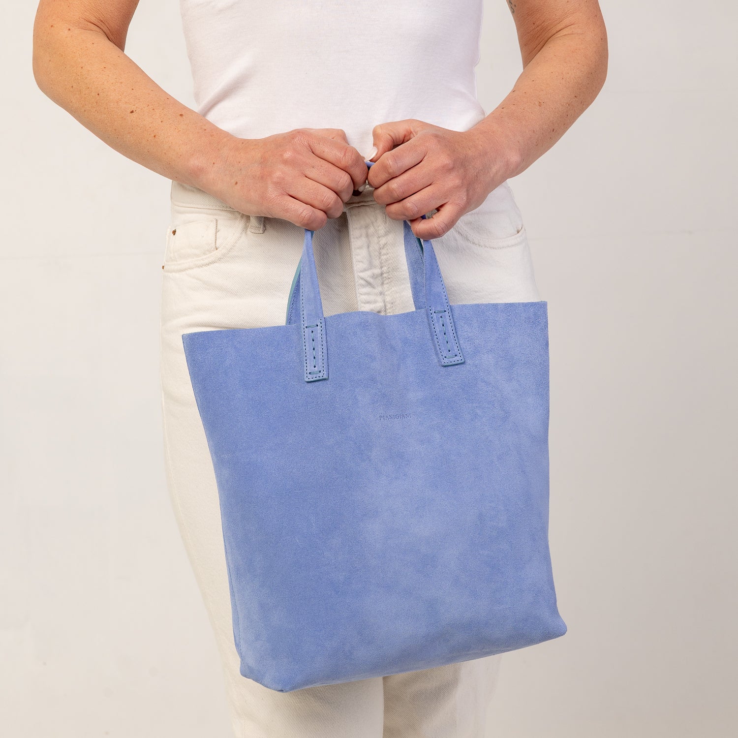 Soft 2.4 piccola, borsa da donna in pelle scamosciata lavanda, realizzata artigianalmente da Pianigiani Bags.