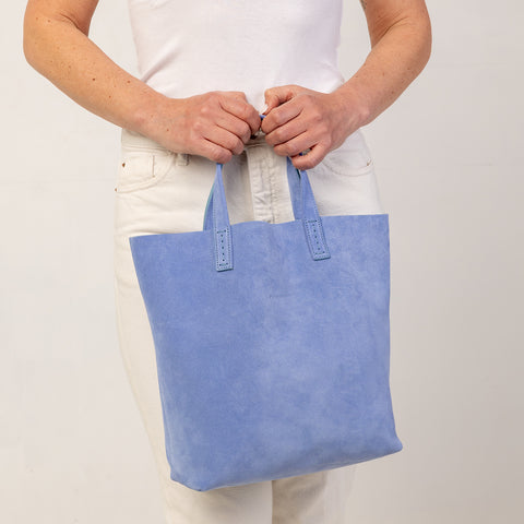 Soft 2.4 piccola, borsa da donna in pelle scamosciata lavanda, realizzata artigianalmente da Pianigiani Bags.