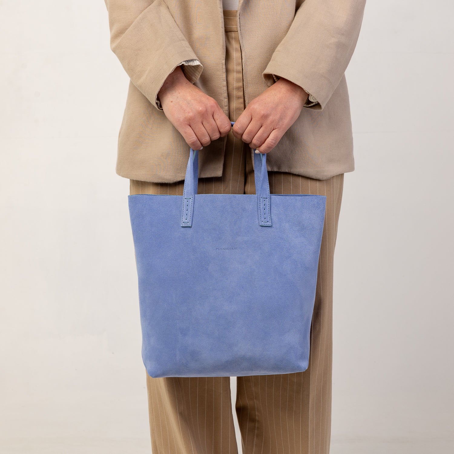 Soft 2.4 piccola, borsa da donna in pelle scamosciata lavanda, realizzata artigianalmente da Pianigiani Bags.