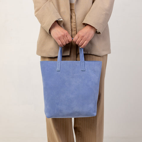 Soft 2.4 piccola, borsa da donna in pelle scamosciata lavanda, realizzata artigianalmente da Pianigiani Bags.