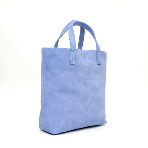 Soft 2.4 piccola, borsa da donna in pelle scamosciata lavanda, realizzata artigianalmente da Pianigiani Bags.