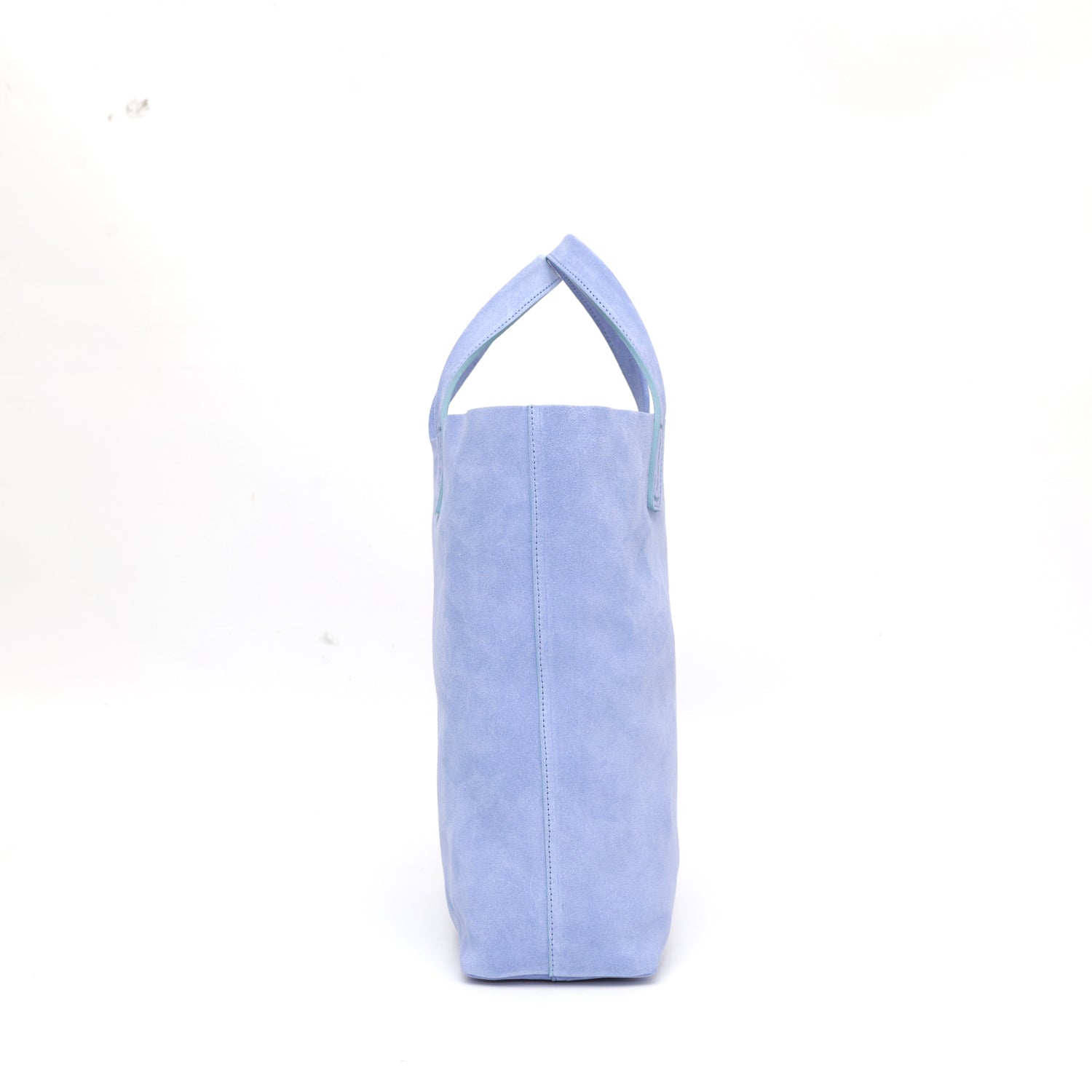 Soft 2.4 piccola, borsa da donna in pelle scamosciata lavanda, realizzata artigianalmente da Pianigiani Bags.
