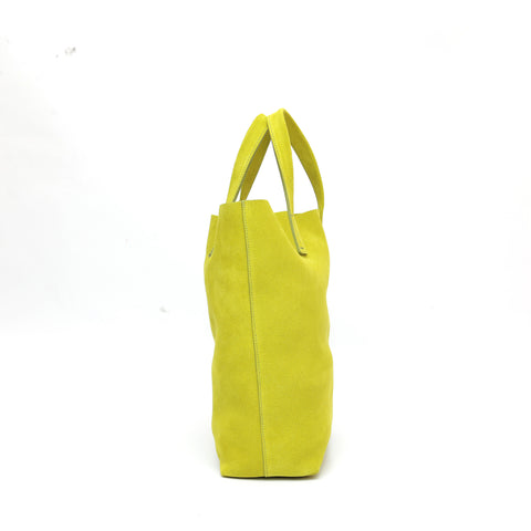 Soft 2.4 piccola, borsa da donna in pelle scamosciata lime, realizzata artigianalmente da Pianigiani Bags.