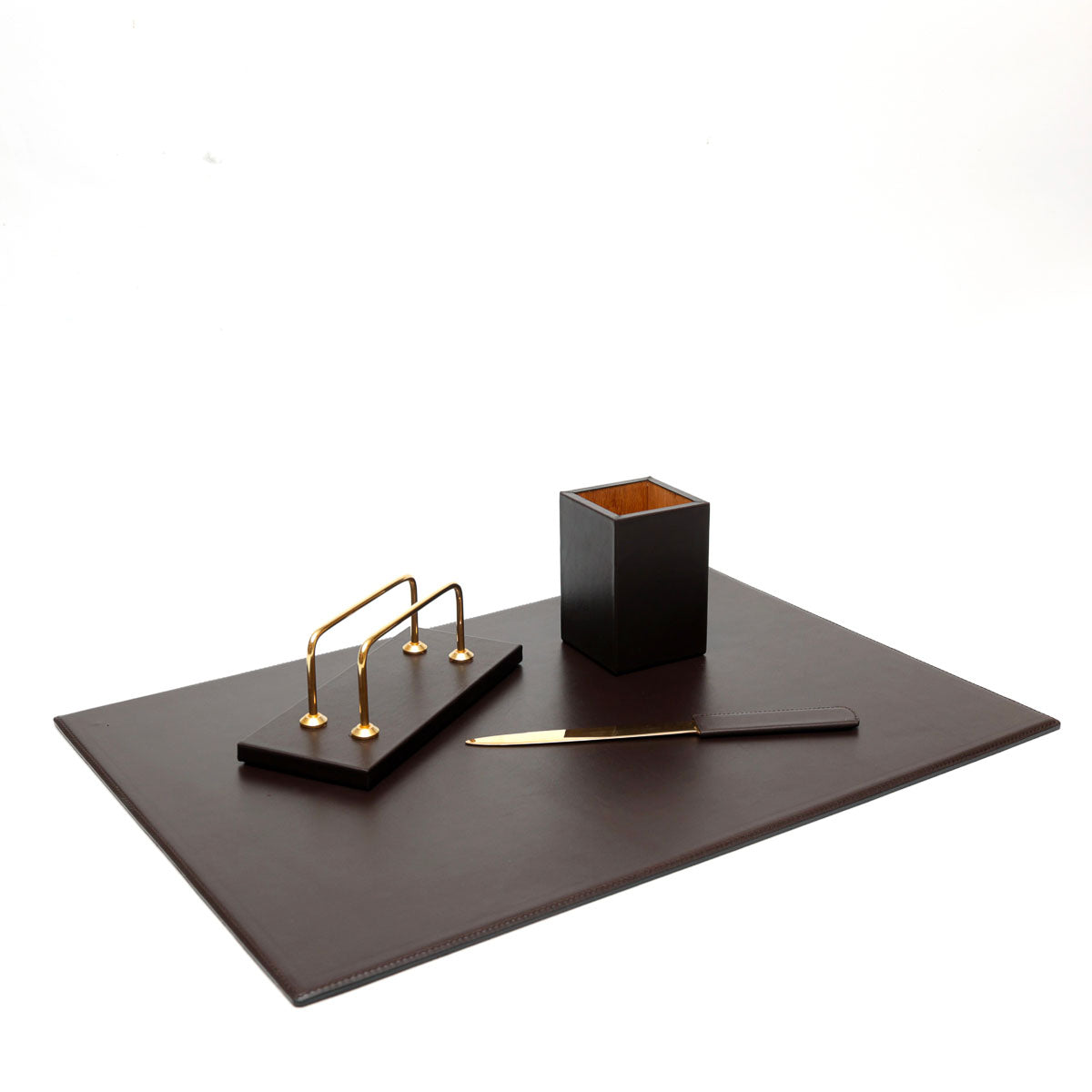 Set da scrivania in pelle color cioccolato formato da sottomano,porta penne, taglia carte e porta lettere,prodotto da Pianigiani bags.